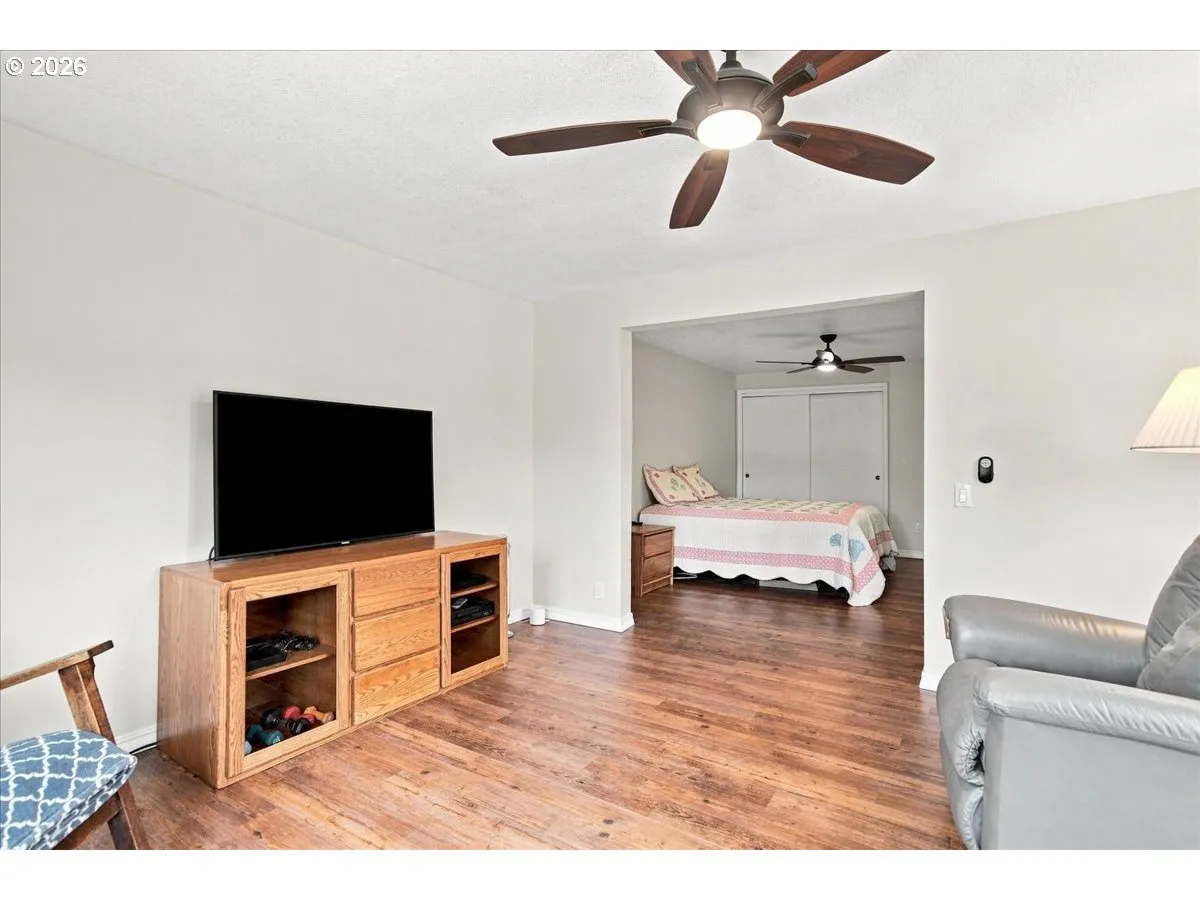 Bedroom, Primary
