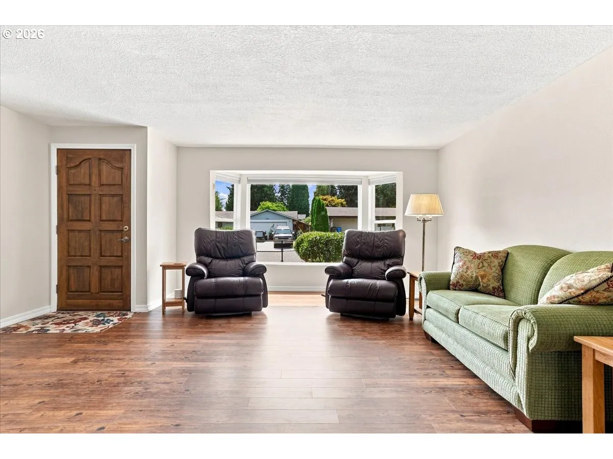 Living Room/Entrance