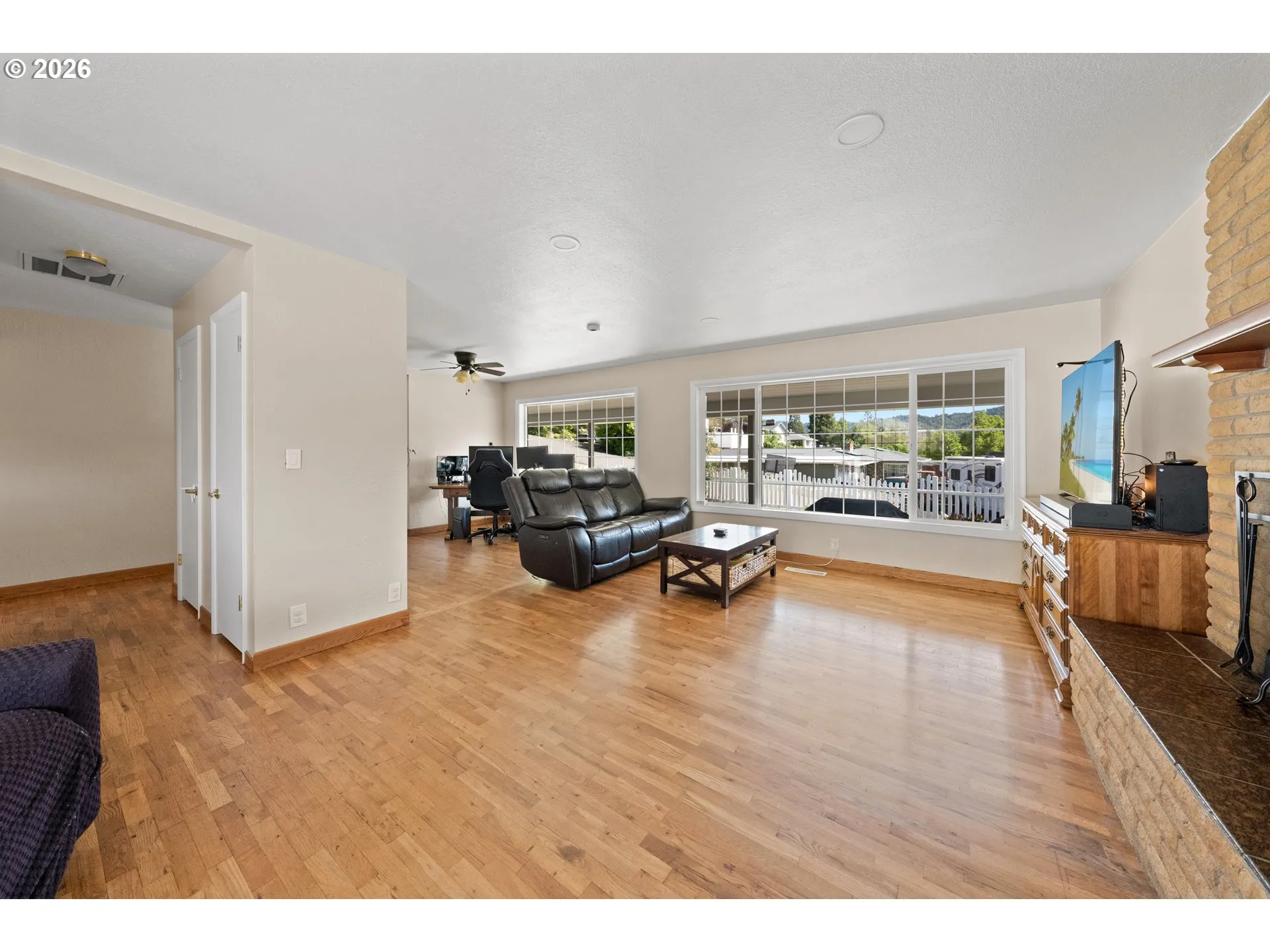 Living Room/Entrance