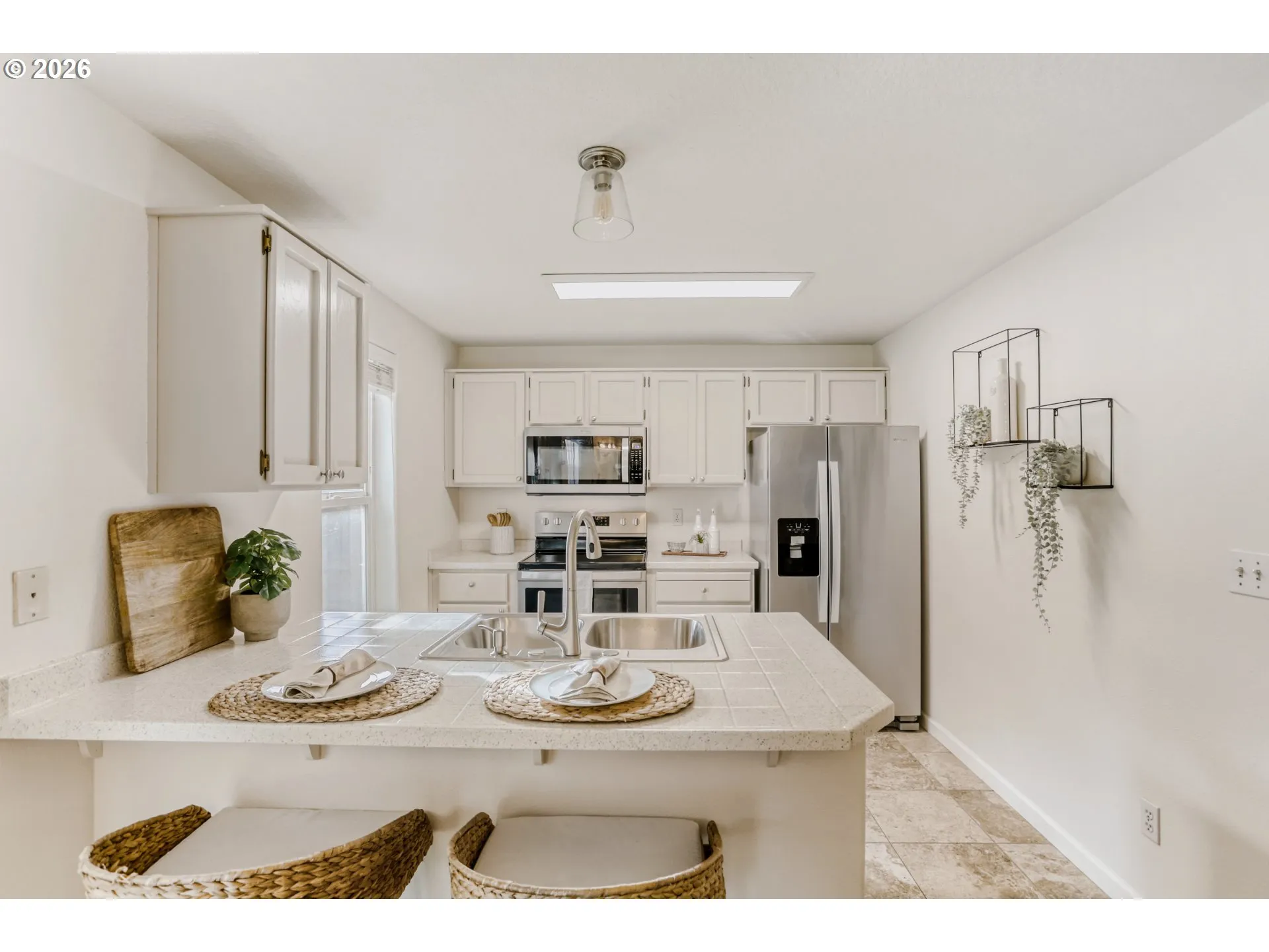 Kitchen-Breakfast Bar