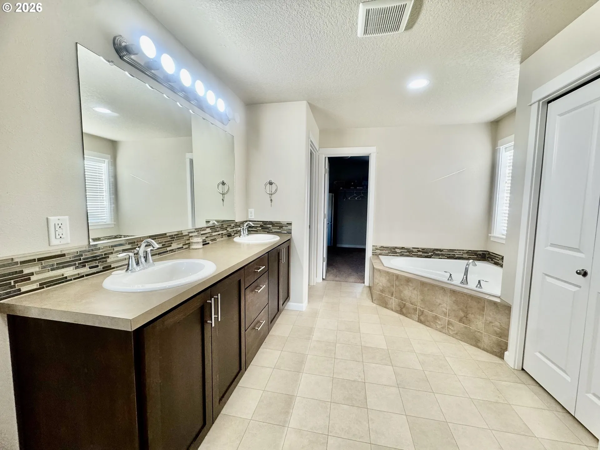 Bathroom, Attached-Walk-In Closet