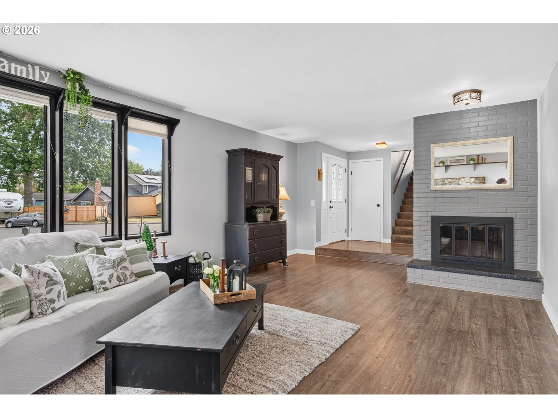 Living Room/Entrance