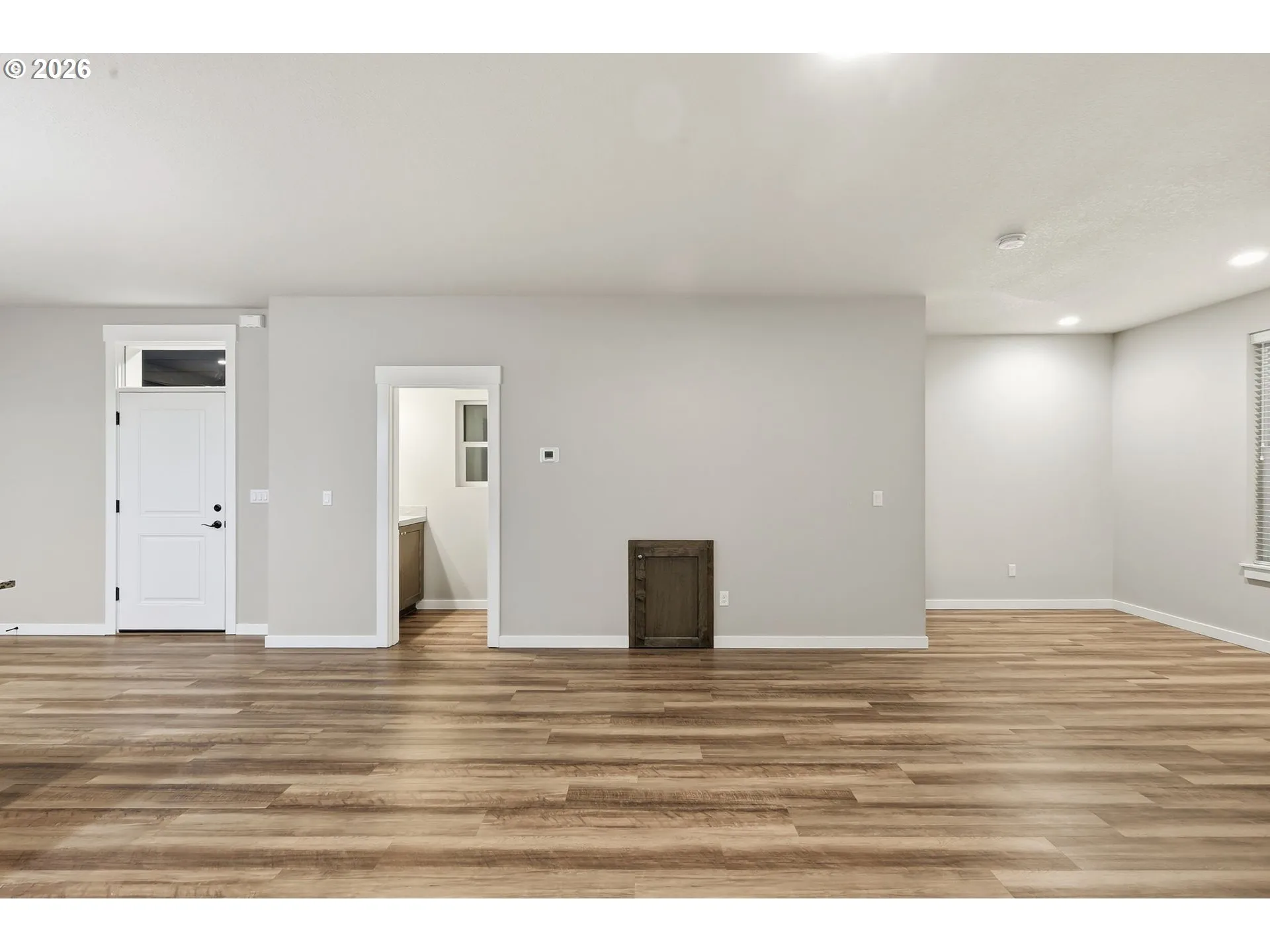 Living Room/Entrance