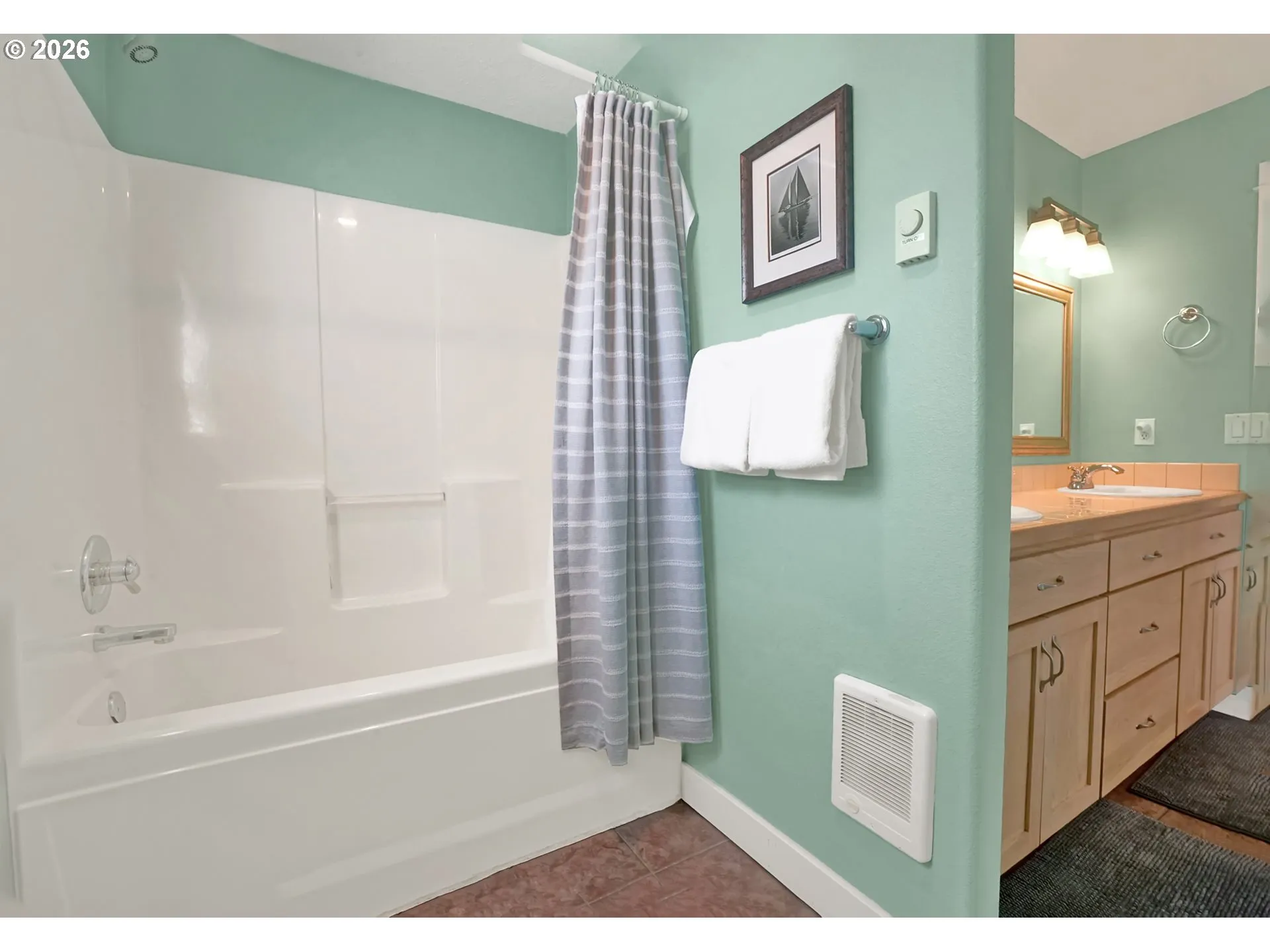Bathroom, Continental-Upper