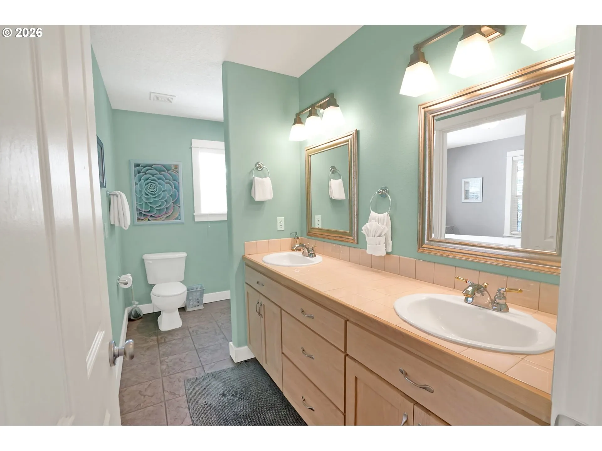 Bathroom, Continental-Upper