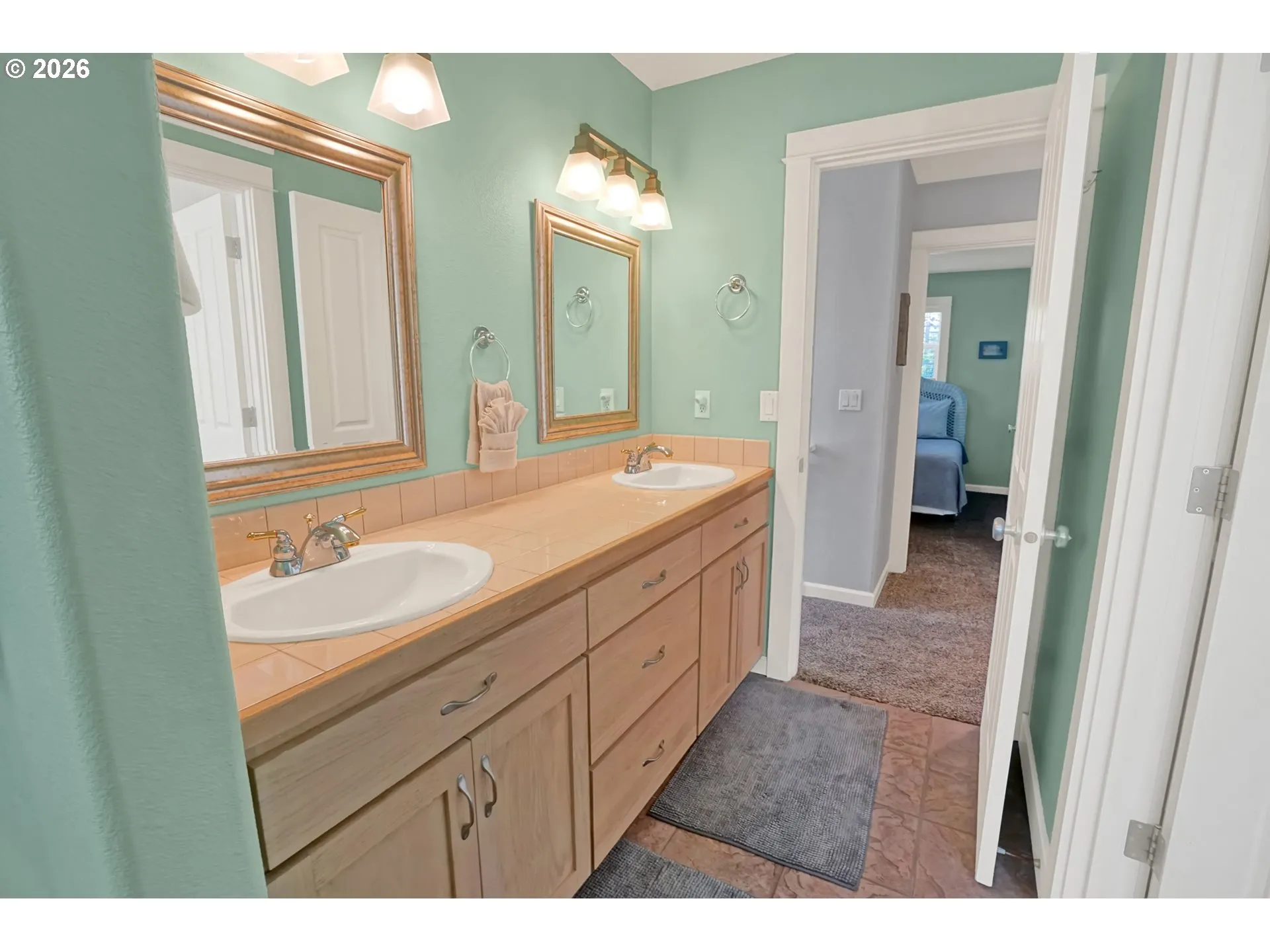 Bathroom, Continental-Upper