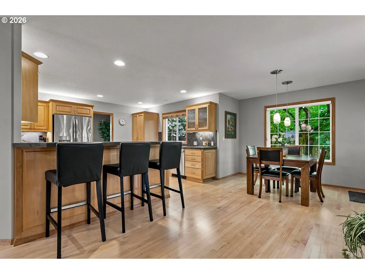 Kitchen-Breakfast Bar