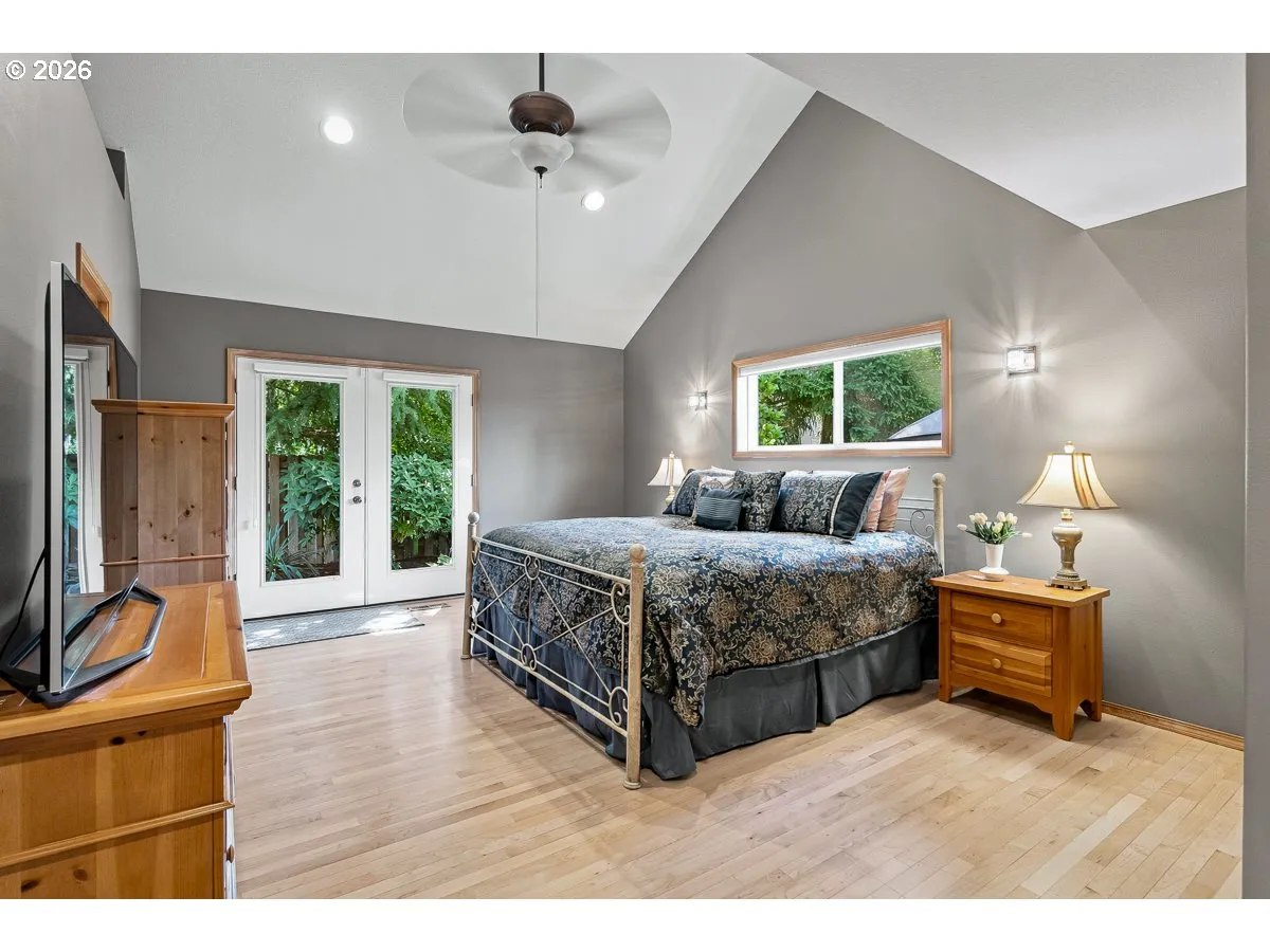 Bedroom, Primary-Vaulted Ceilings