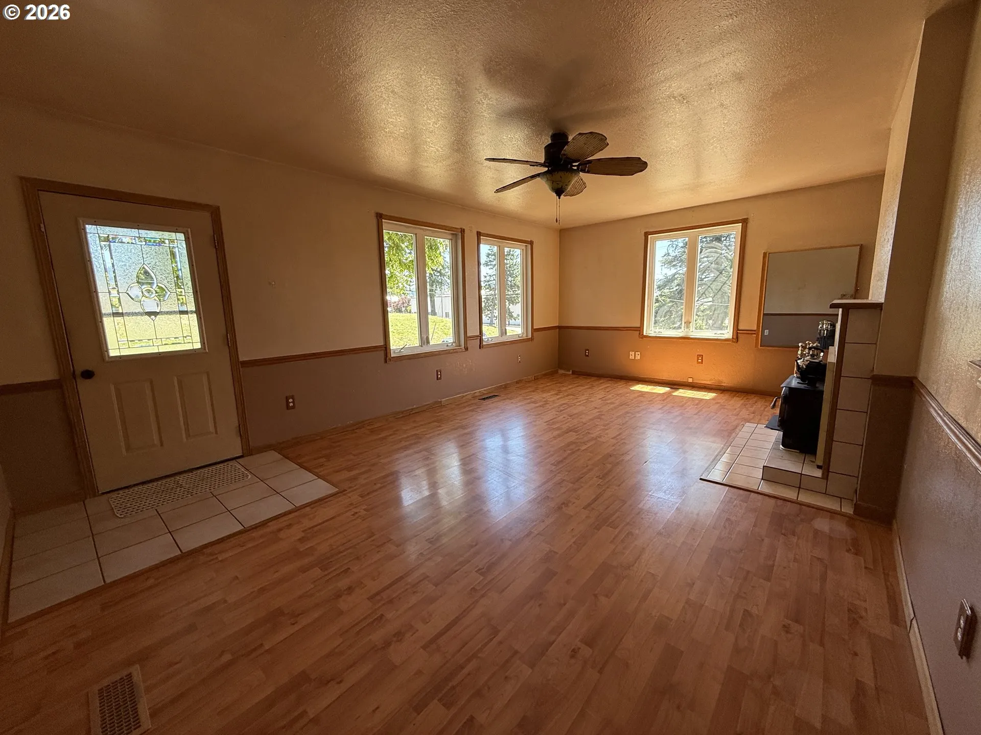 Living Room/Entrance
