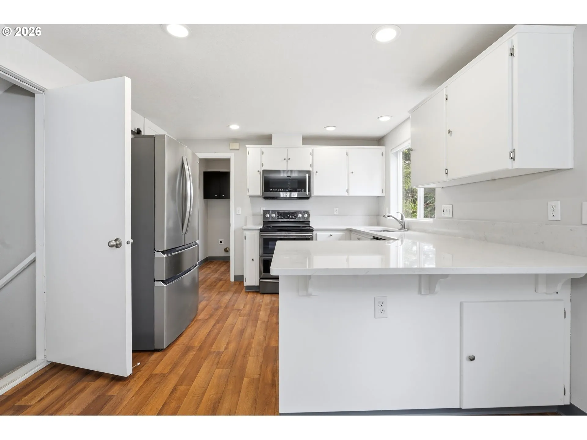 Kitchen-Breakfast Bar