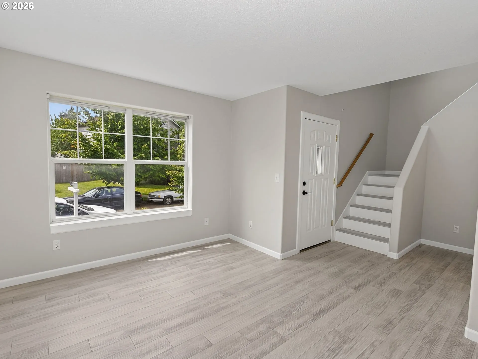 Living Room/Entrance