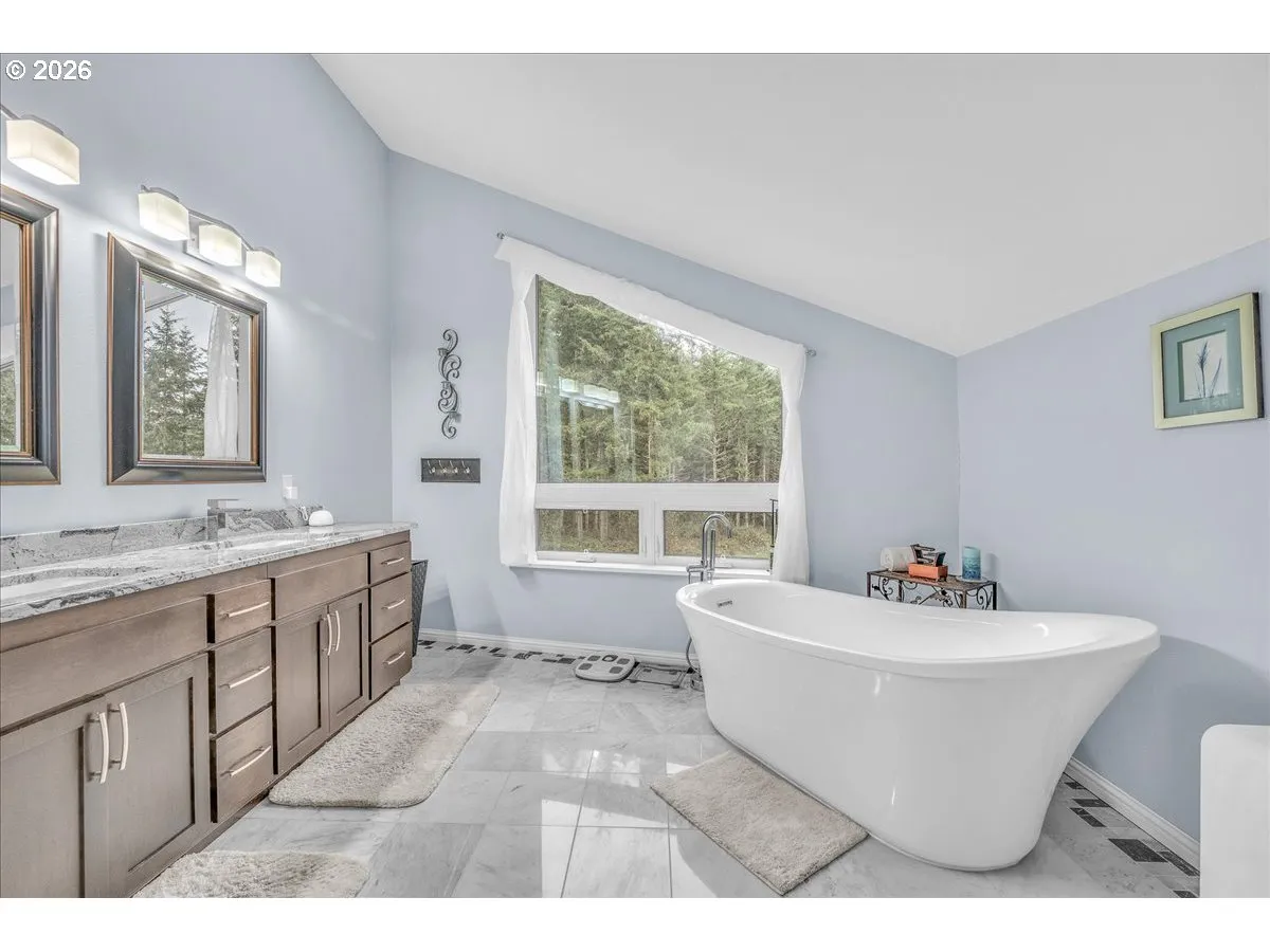 Bathroom, Attached-Garden Tub