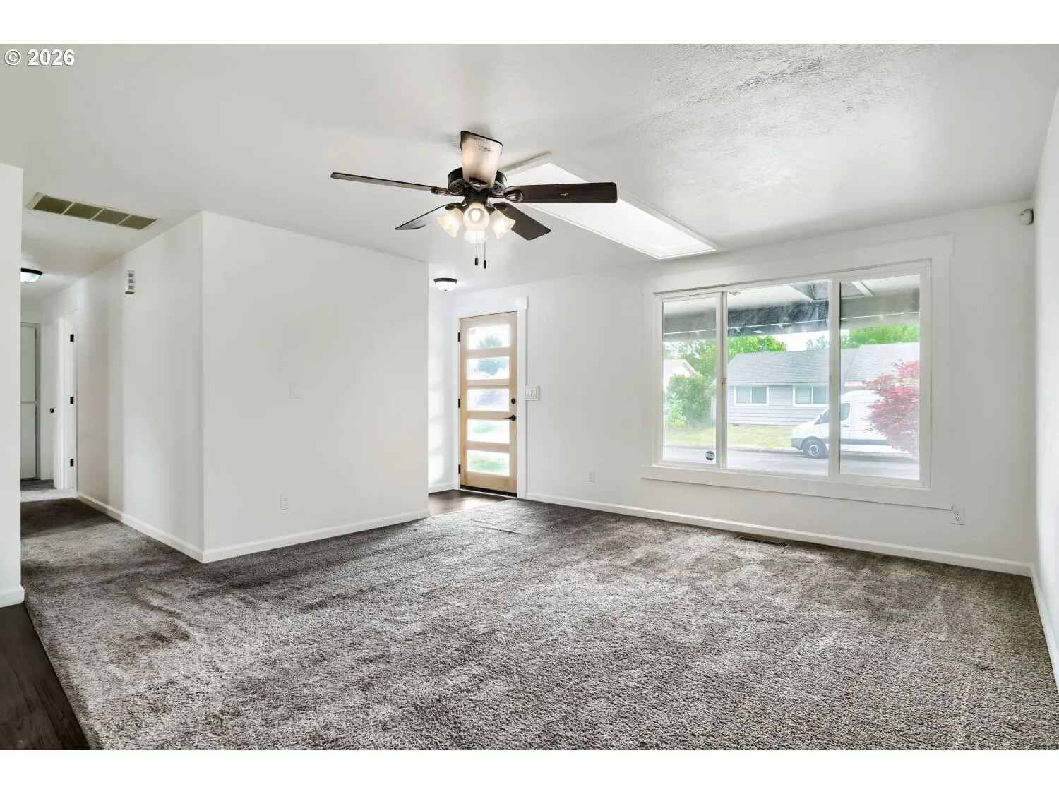Living Room/Entrance