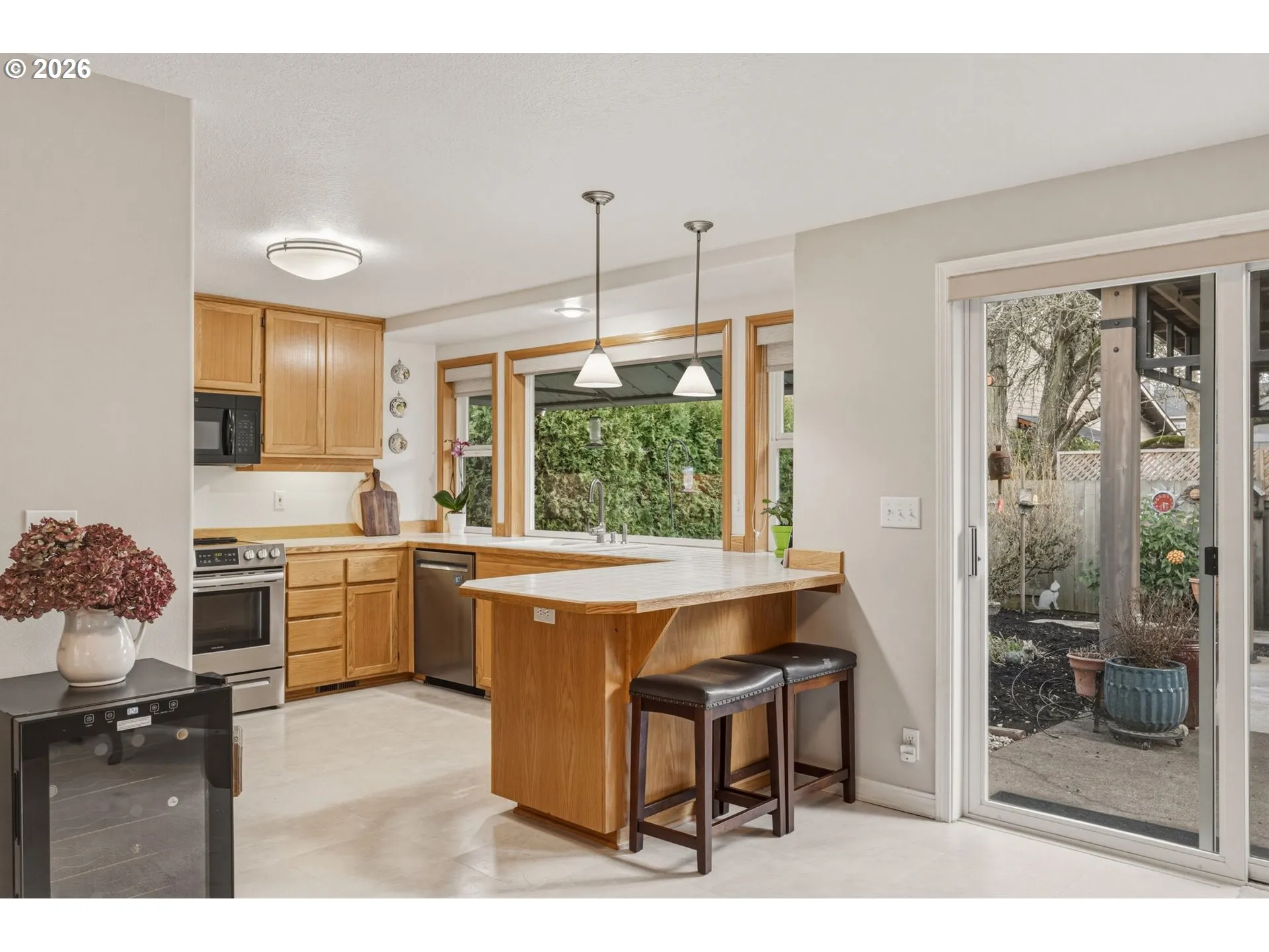 Kitchen-Breakfast Bar