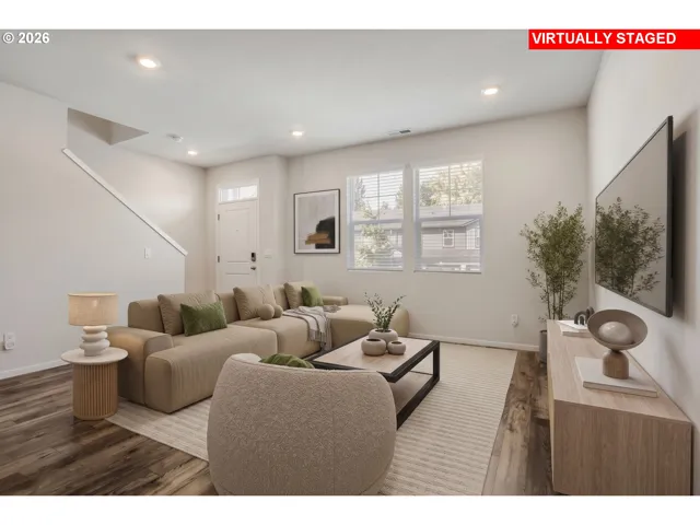 Living Room/Entrance