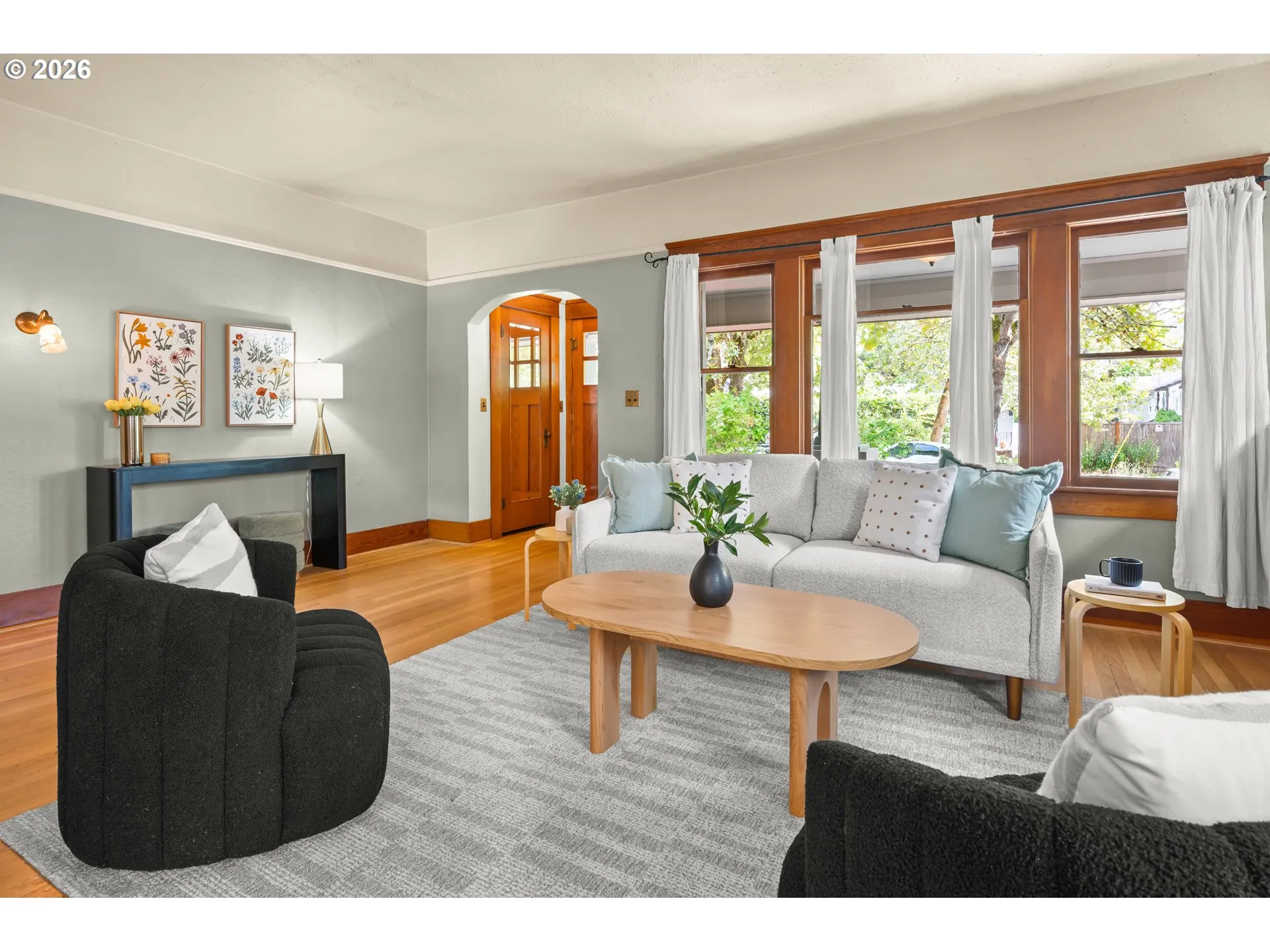 Living Room/Entrance