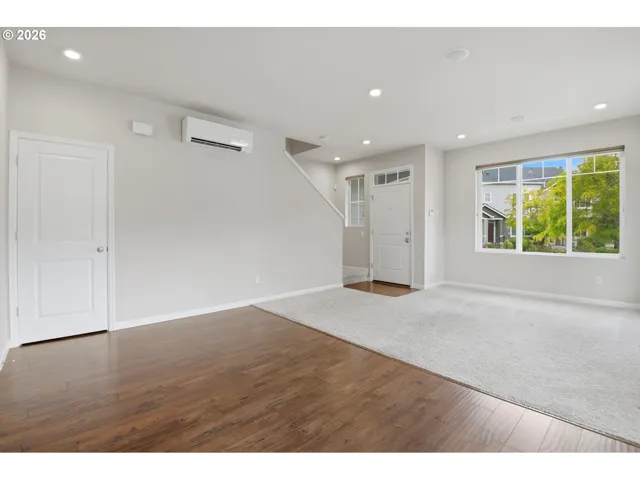 Living Room/Entrance