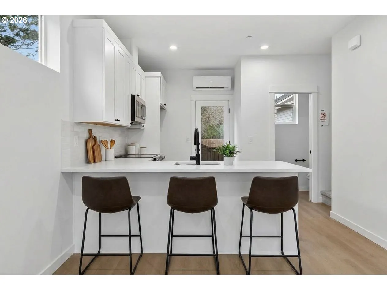 Kitchen-Breakfast Bar