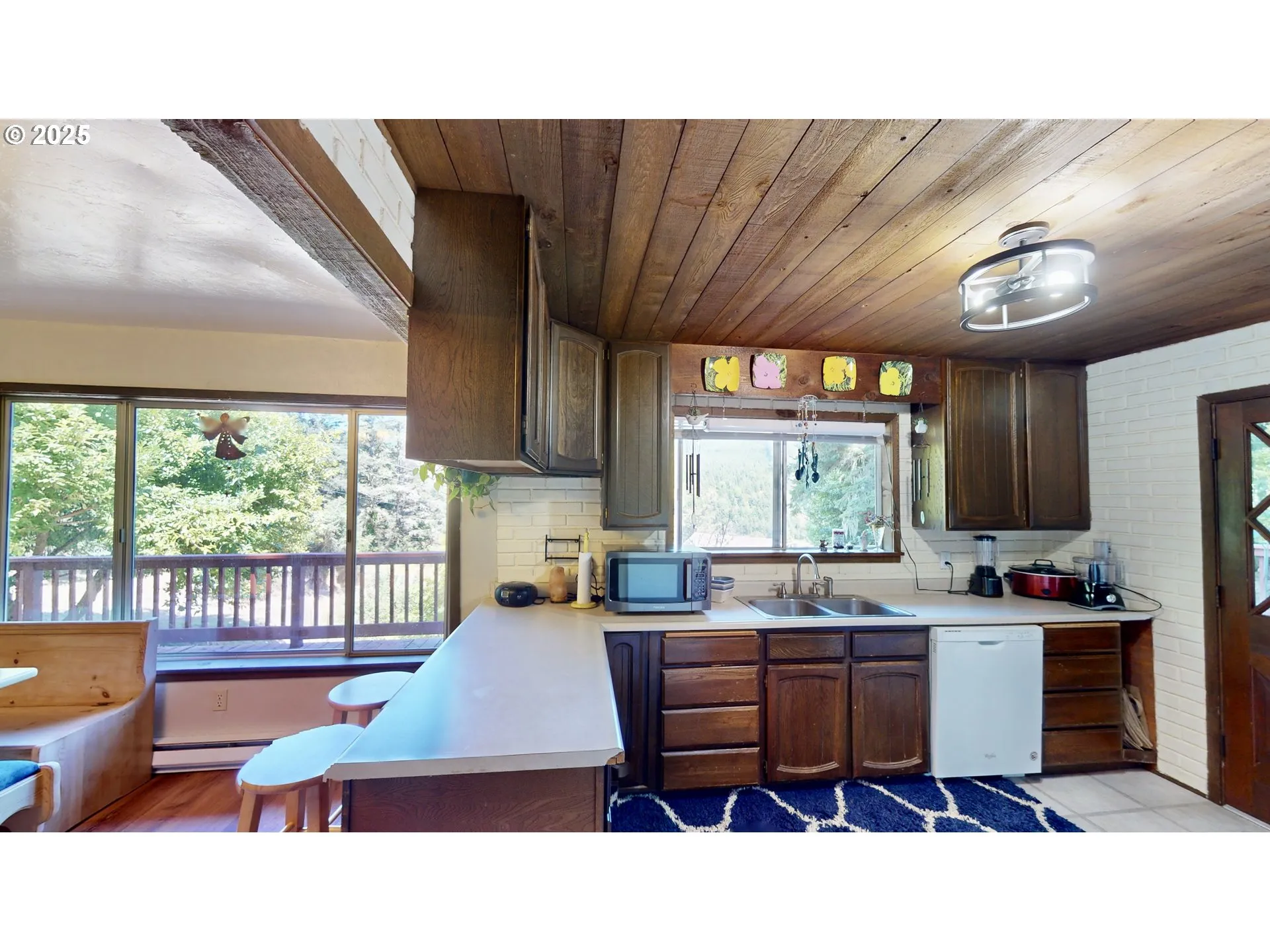 Kitchen-Breakfast Bar