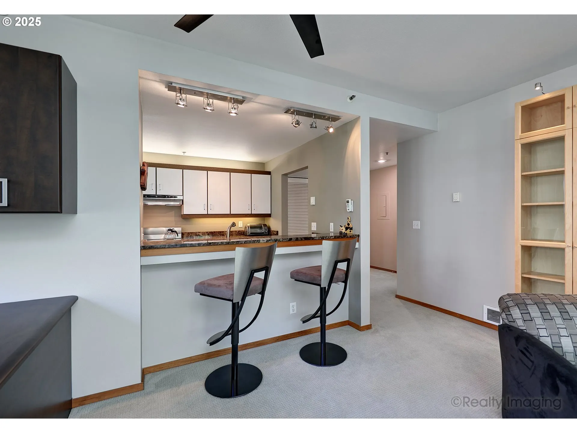 Kitchen-Breakfast Bar