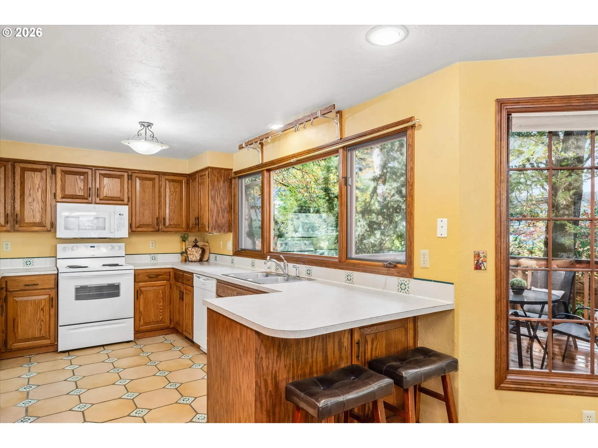 Kitchen-Breakfast Bar