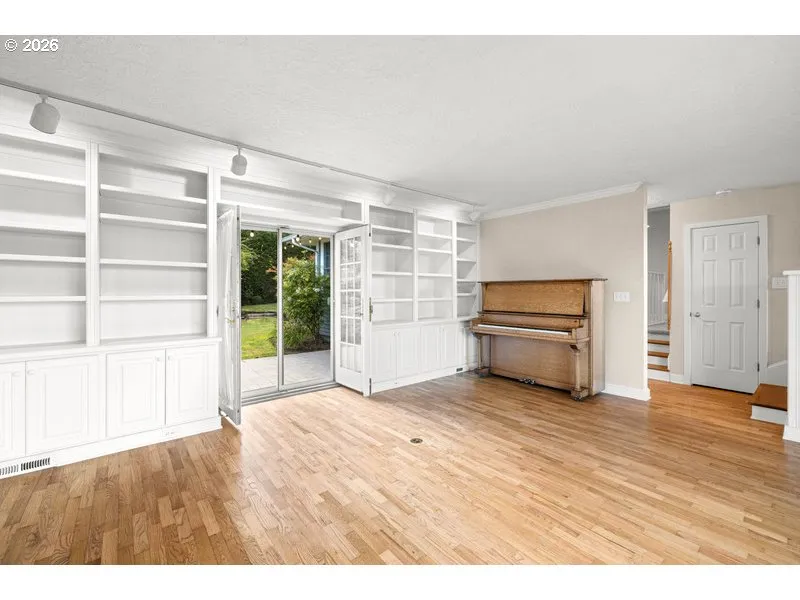 Living Room-Built-In Shelving
