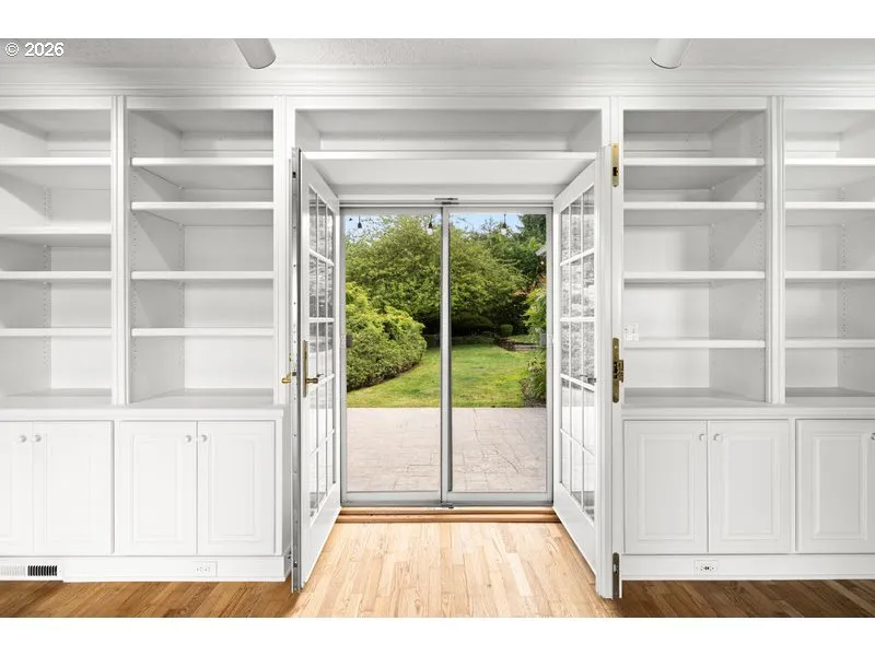 Living Room-Built-In Shelving
