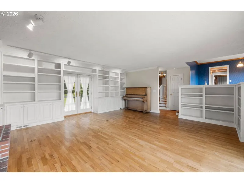 Living Room-Built-In Shelving