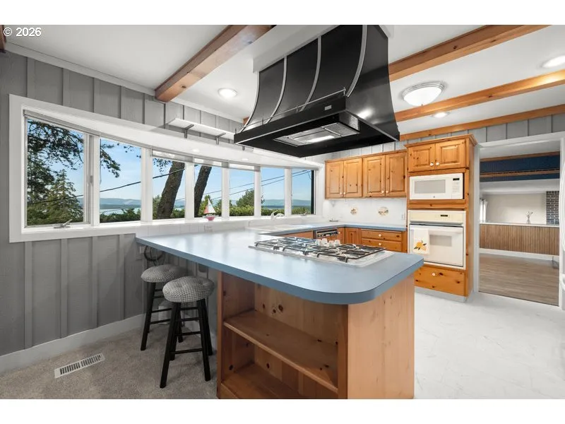 Kitchen-Breakfast Bar