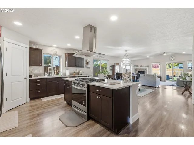 Kitchen-Breakfast Bar