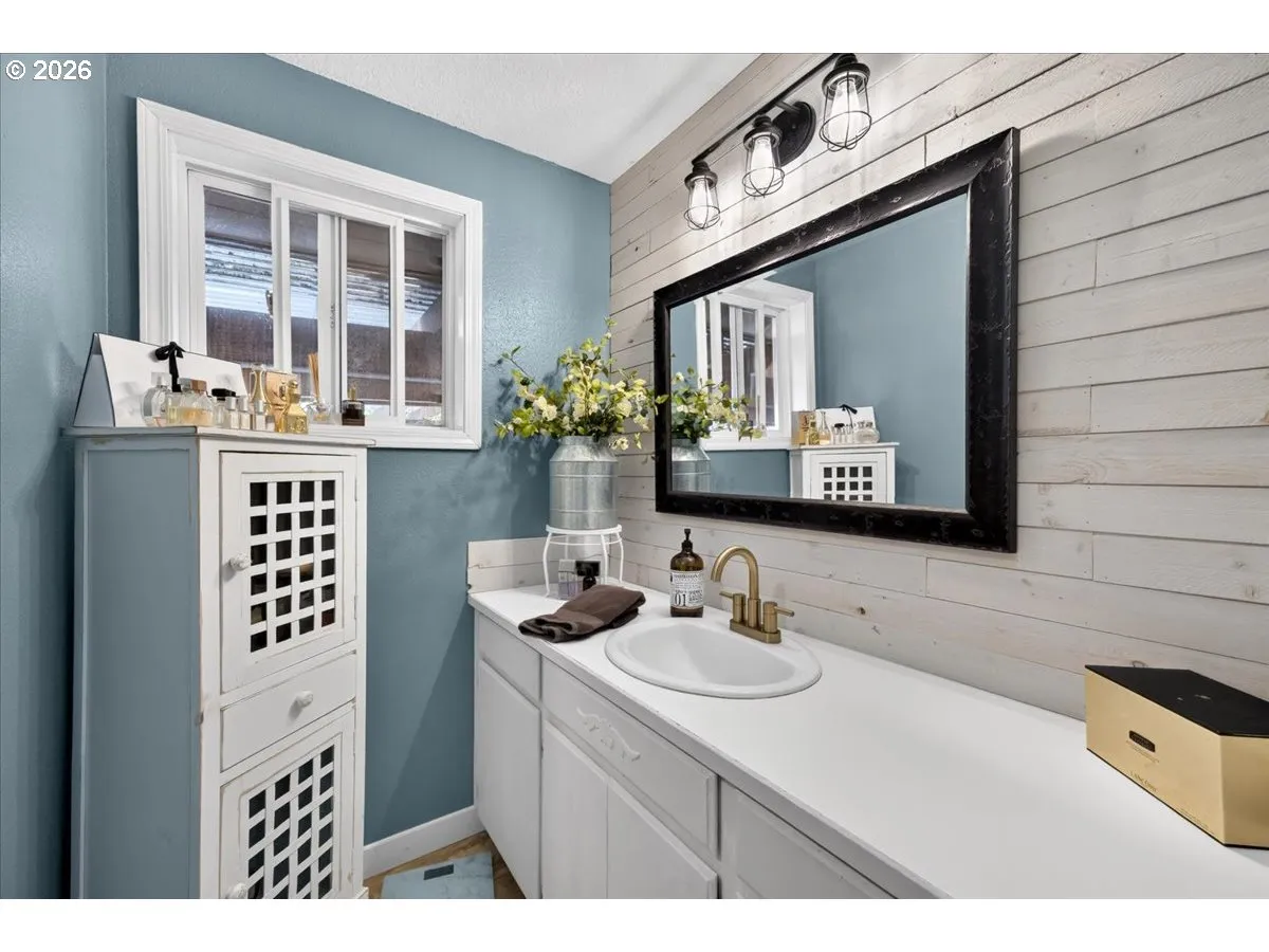 Primary Bedroom-Attached Bathroom