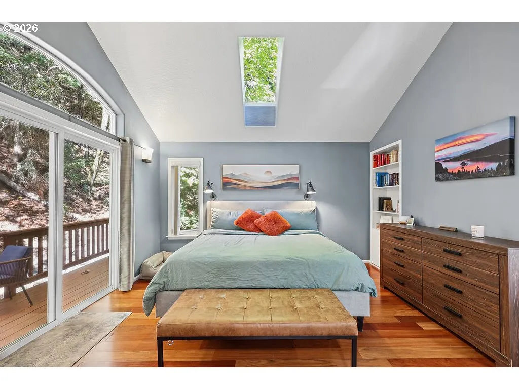 Bedroom, Owner's Suite-Skylight