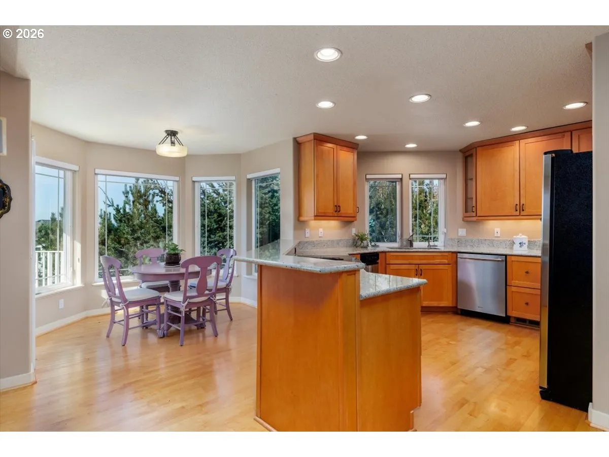 Kitchen-Breakfast Bar