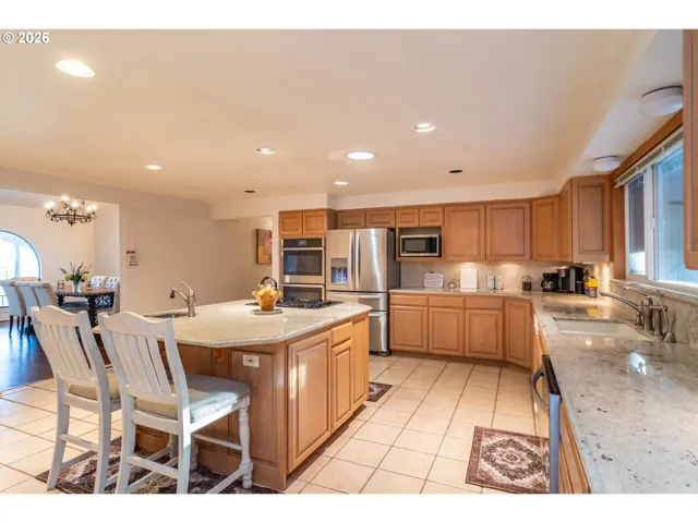 Kitchen-Breakfast Bar