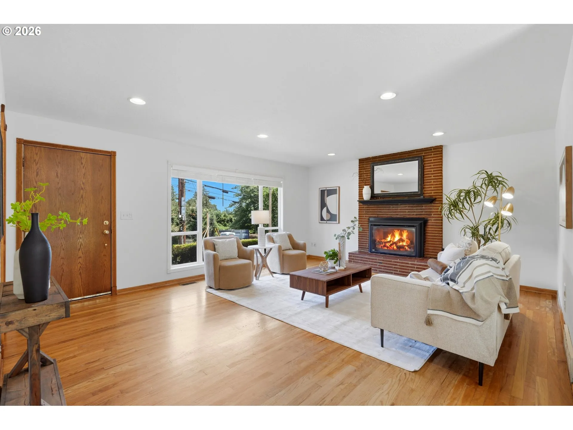 Living Room/Entrance