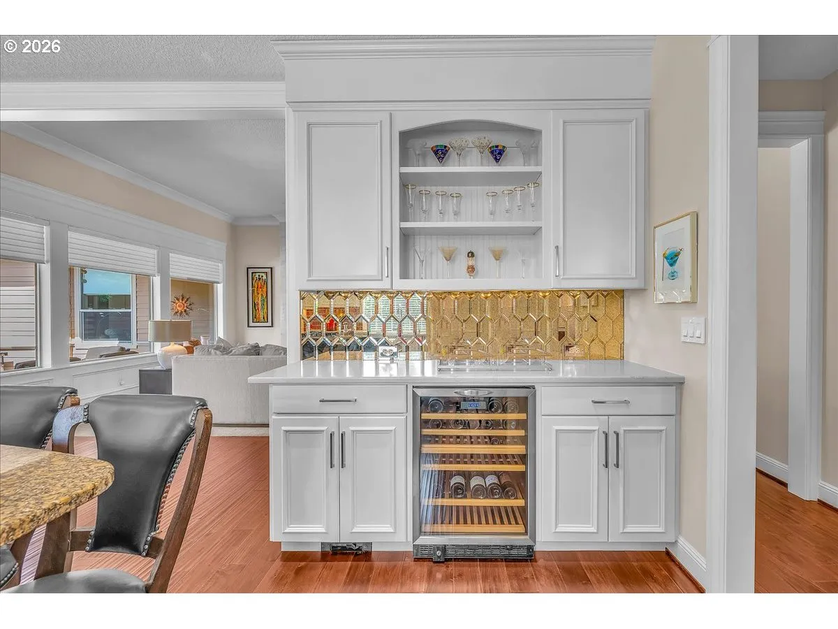 Kitchen-Breakfast Bar