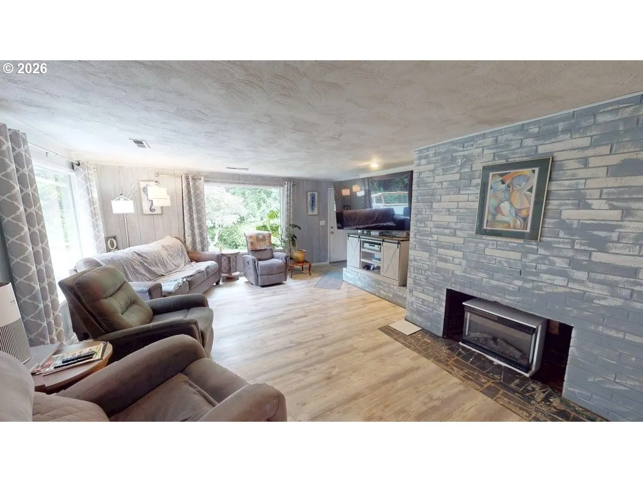 Living Room-Fireplace