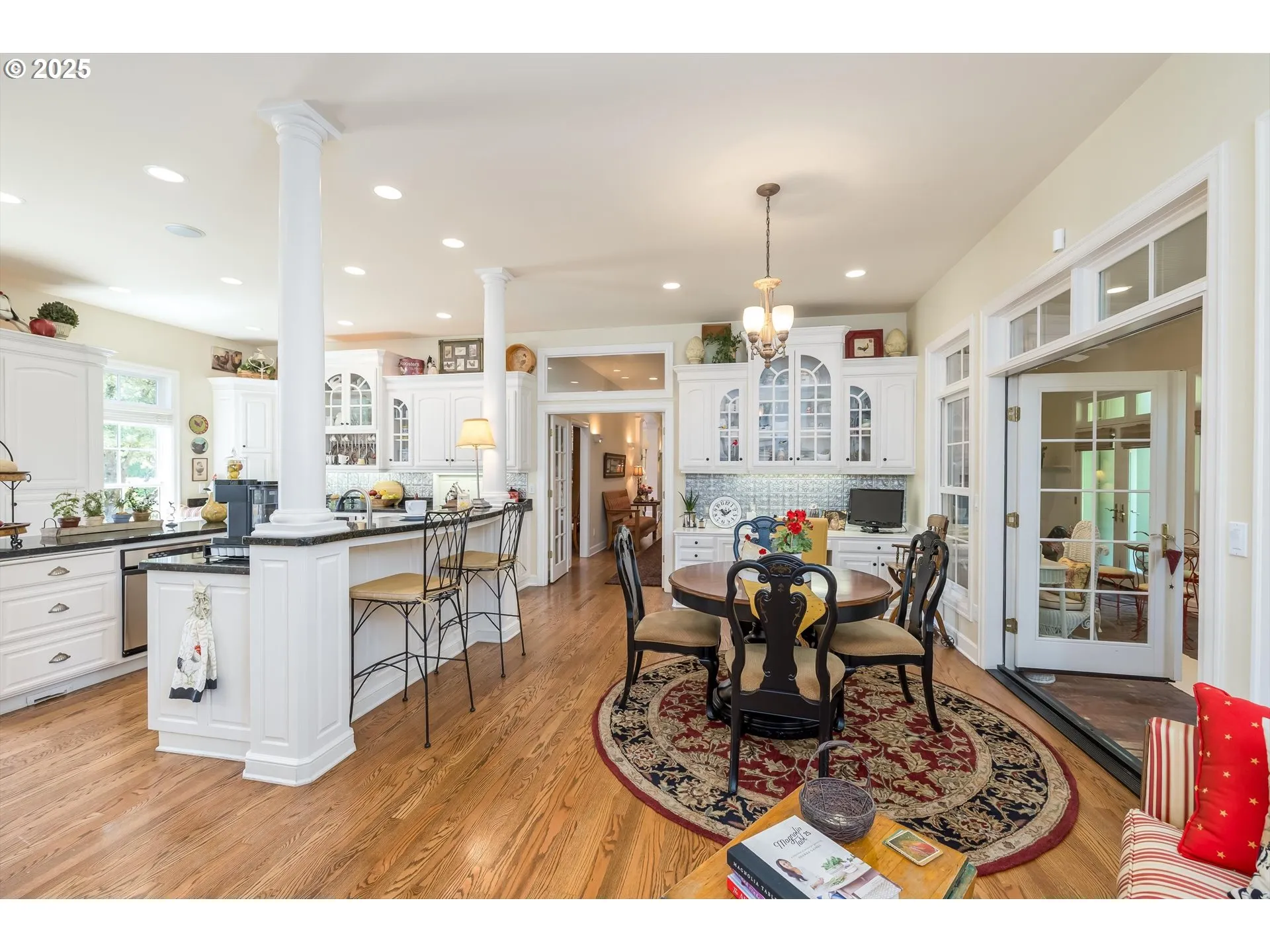 Kitchen-Breakfast Bar