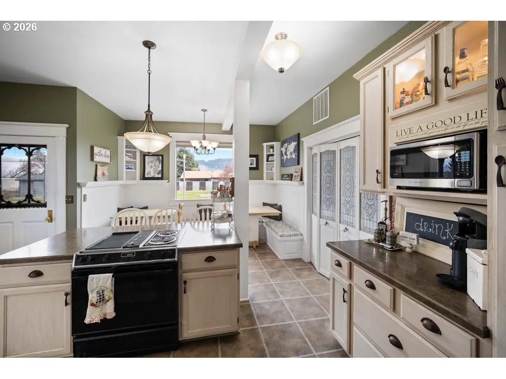 Kitchen-Cooking Island