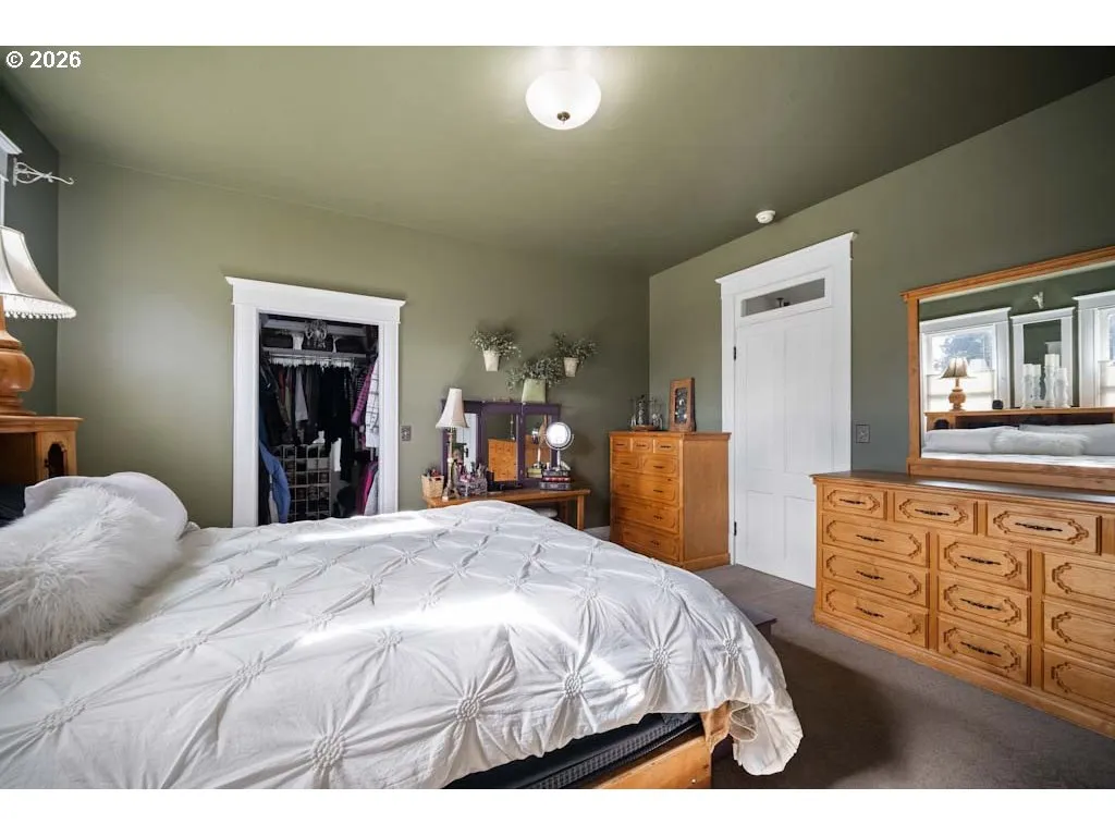 Bedroom-Walk-In Closet