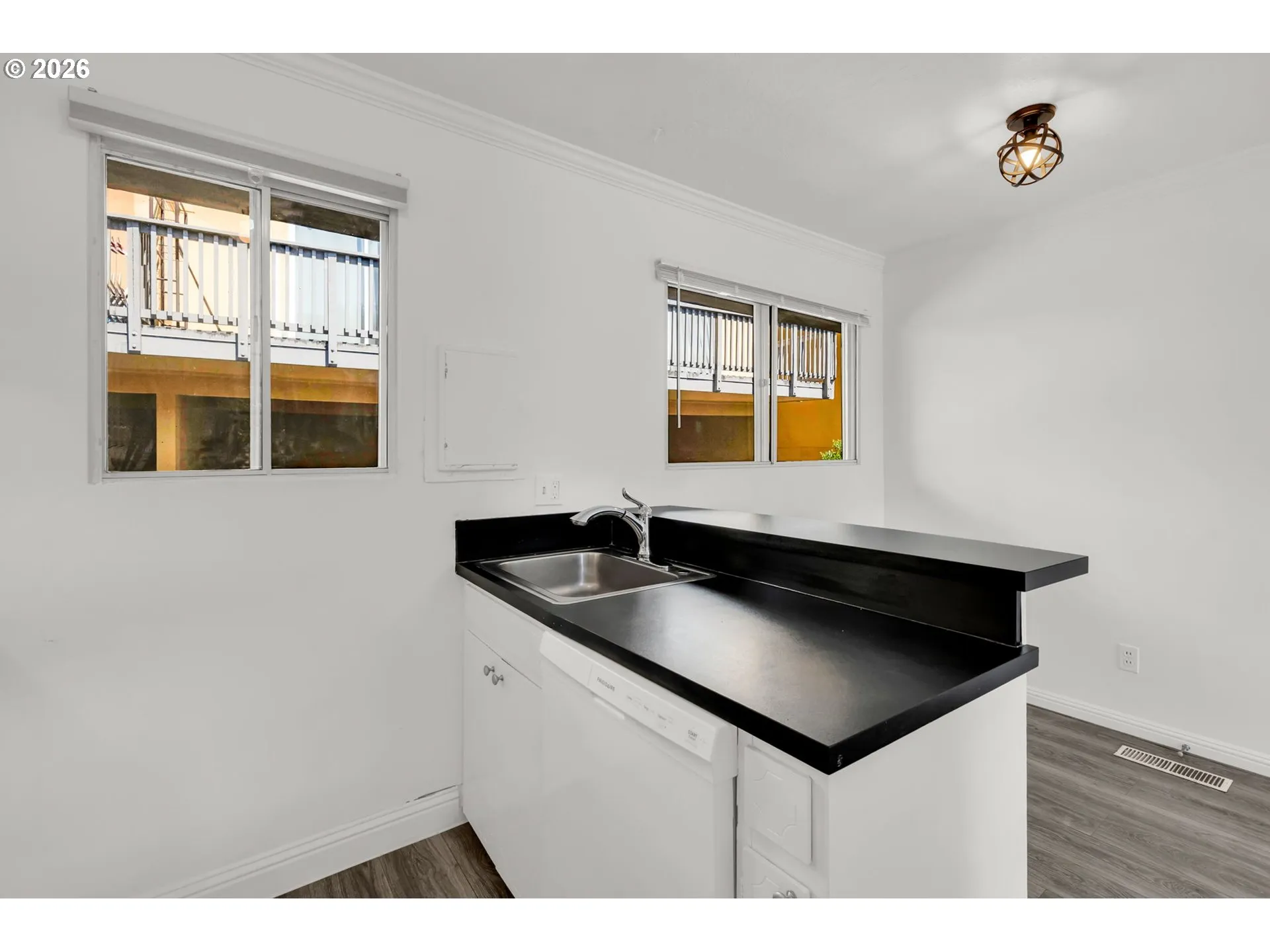Kitchen-Breakfast Bar