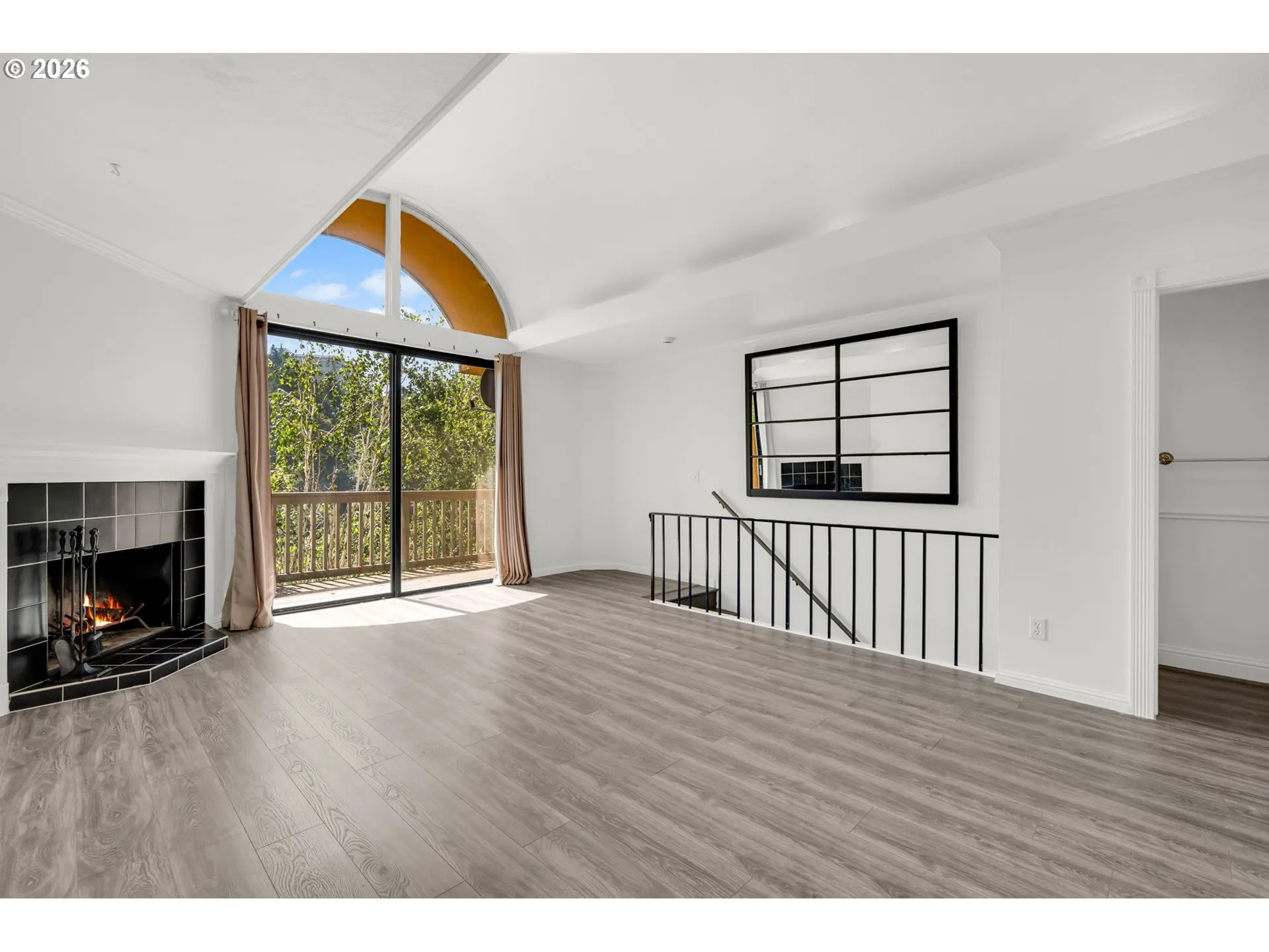 Living Room-Vaulted Ceilings