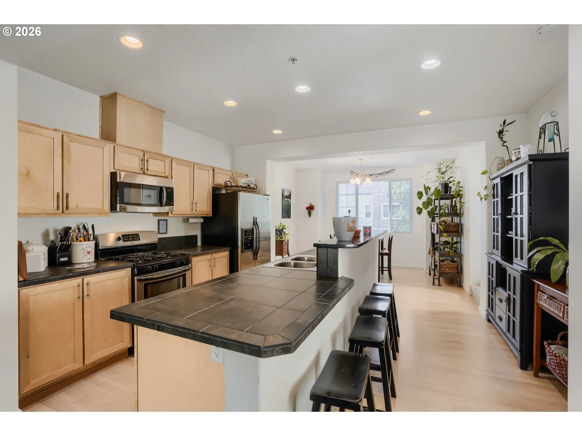 Kitchen-Breakfast Bar