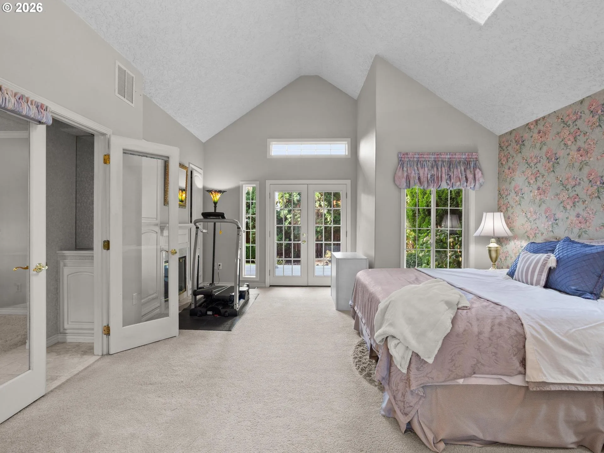 Bedroom, Primary-Vaulted Ceilings