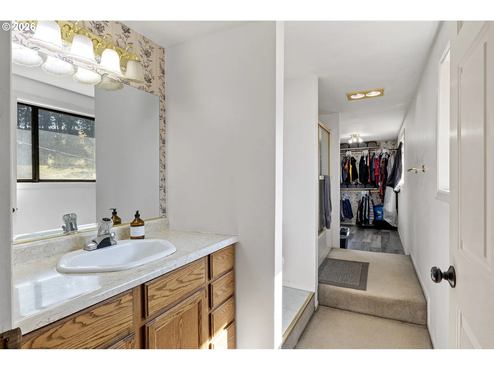 Bathroom, Attached-Walk-In Closet
