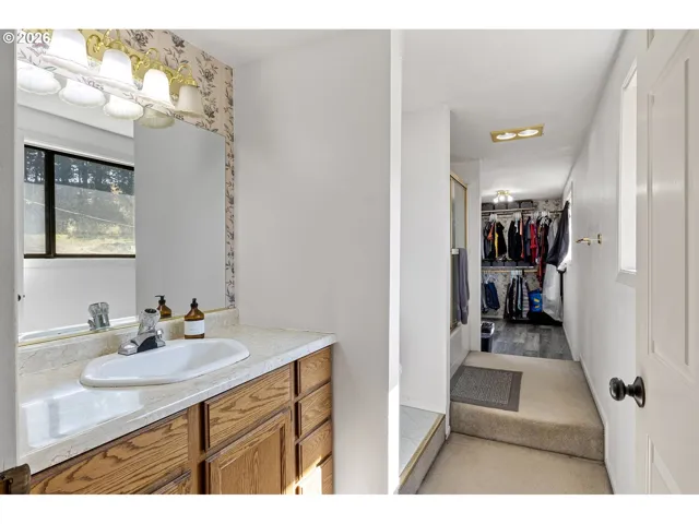 Bathroom, Attached-Walk-In Closet