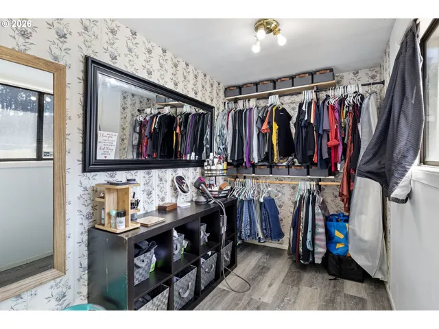 Bathroom, Attached-Walk-In Closet