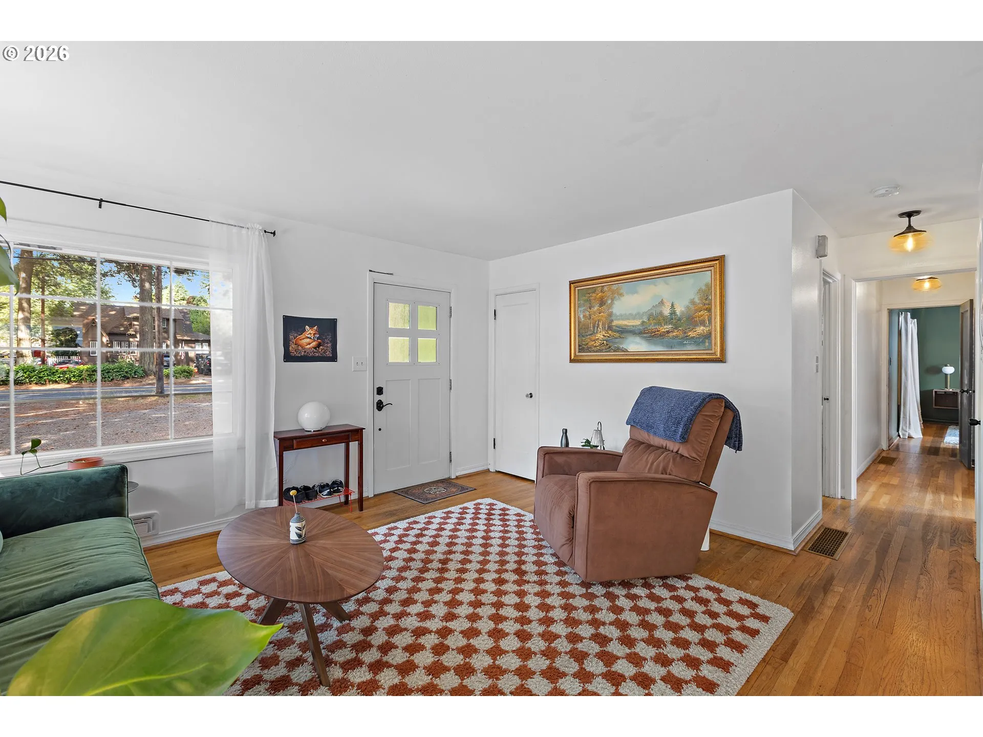 Living Room/Entrance