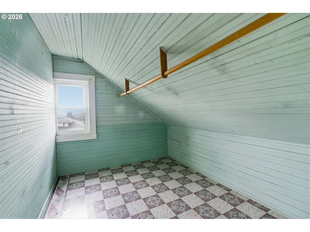 Bedroom-Walk-In Closet