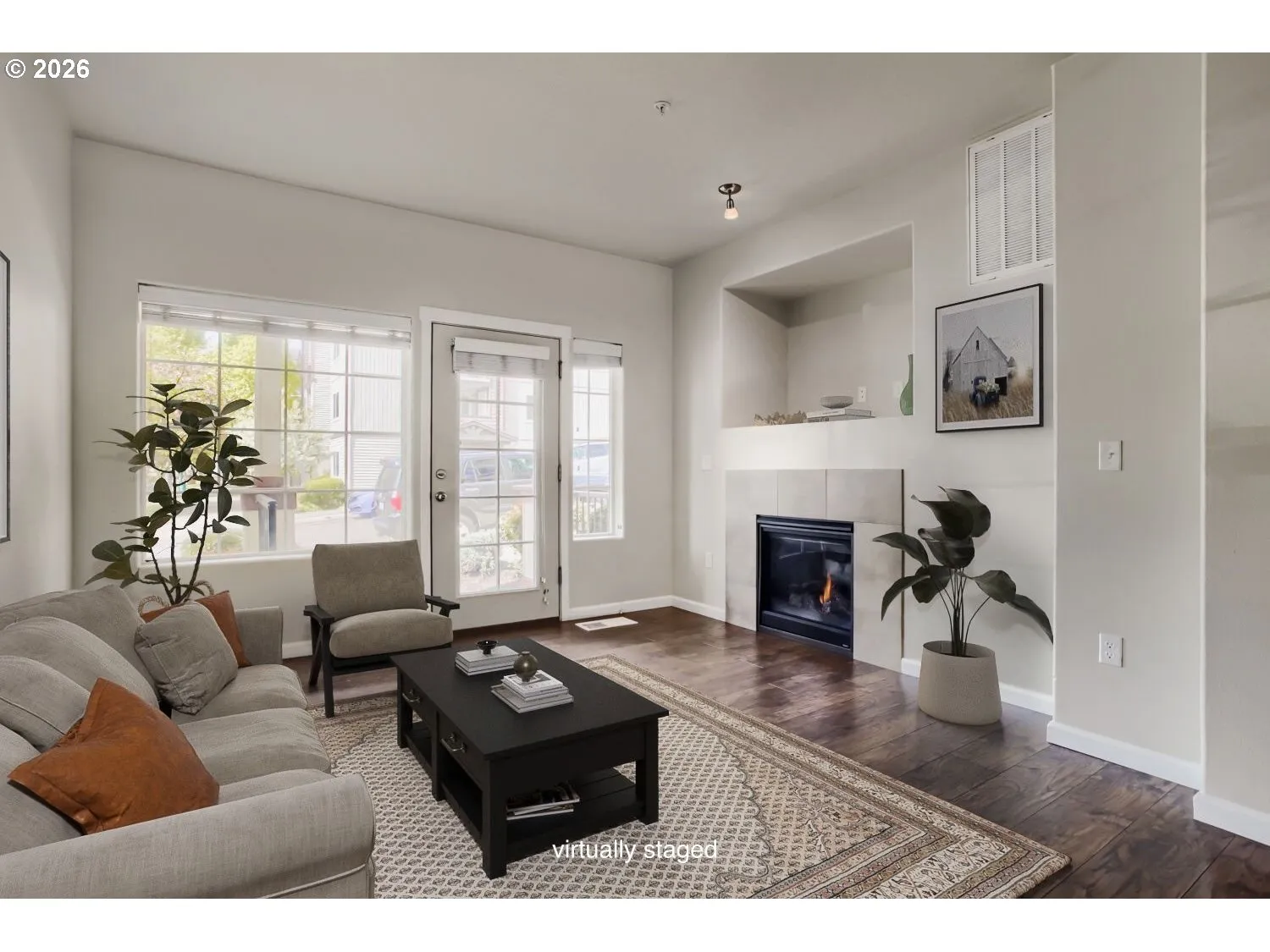 Living Room/Entrance